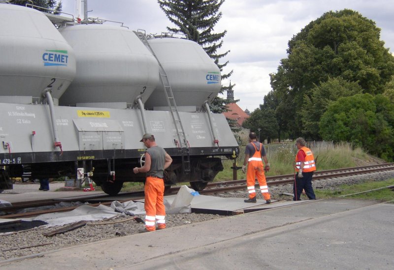 Kaum hat der letzte Zementwagen die Baustelle passiert, gehen die Arbeiten am Bahnbergang in Laucha zgig weiter; 28.08.2007 (Foto: Klaus Pollmcher)