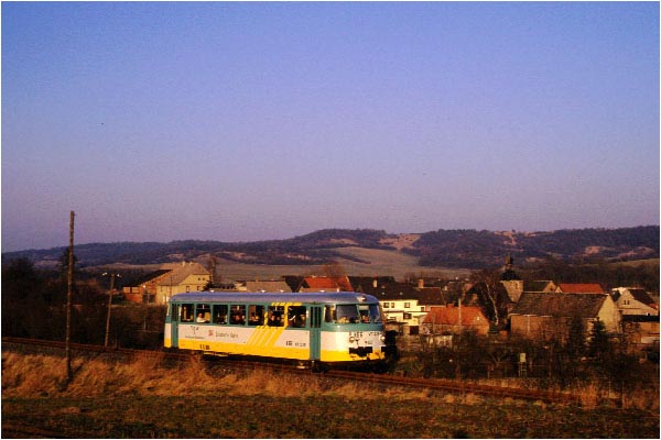 KEG VT 2.19 als RB 96709 von Querfurt nach Vitzenburg, bei Grockstdt; 30.12.1998 (Foto: Hinrich Brmmer)
