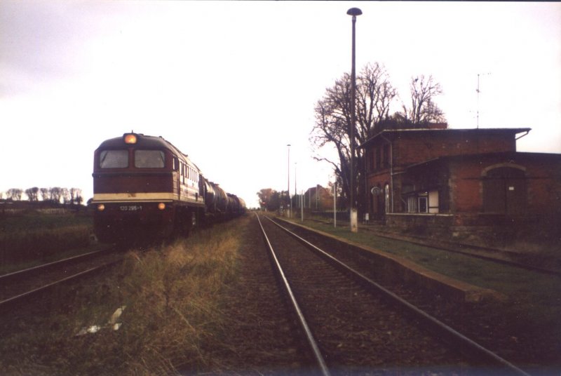 LEG 120 295-1 mit einem Fotogterzug von Nebra nach Stafurt, am 12.11.2006 im Bahnhof Gehofen.  (Foto: Winfried Schrepper)