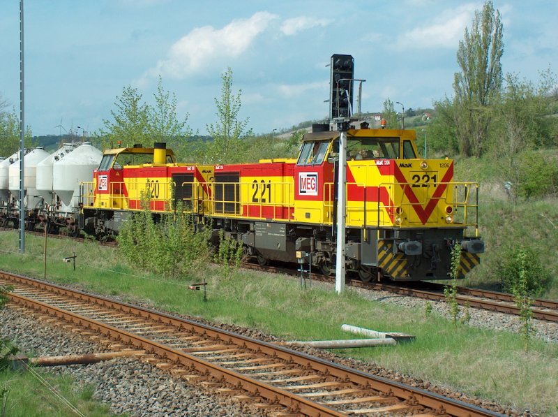 MEG 221 (275 221-0) + 220 (275 220-2) mit einem Zementzug im Bf Karsdorf; 30.04.2008