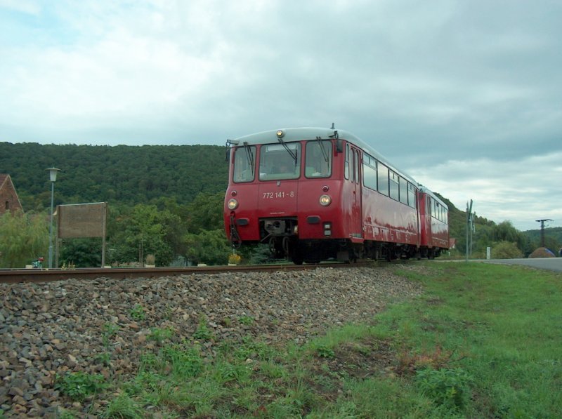 OBS 772 141-8 + 772 140-0 als DPE 99816 von Naumburg Hbf nach Smmerda, am 07.09.2008 beim Fotohalt in Wangen. Die  Zwei-Lnder-Rundfahrt durch die Toskana des Ostens  wurde von der IG Unstrutbahn e.V. organisiert.