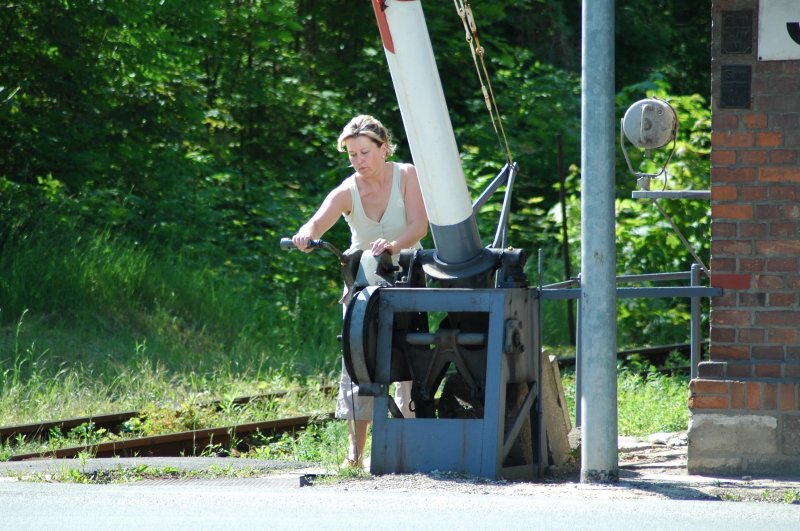 Schrankenwrterin bei ihrer Arbeit am Posten 3 in Freyburg (Unstrut). Seit 2009 gibt es diesen Posten leider nicht mehr; 26.05.2005 (Foto: Holger Flatau)