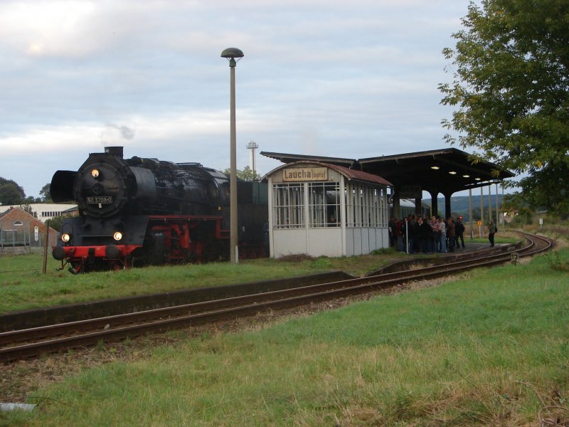 TG 50 3708-0 e.V. mit dem Sonderzug auf der abendlichen Rckfahrt von Freyburg ber Artern nach Halberstadt, am 08.09.2007 im Bf Laucha. (Foto: Dieter Thomas)