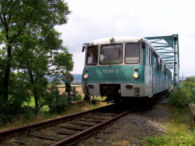 TG Ferkeltaxi e.V. 772 312-5 + 772 367-9 als  Unstrut-Express  von Artern nach Nebra, auf der Unstrutbrcke bei Roleben; 22.07.2007 (Foto: Martin Straubel)