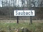 Das Saubacher Bahnhofsschild; 17.02.2004 (Foto: Thomas Reschke)