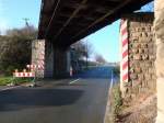 Am 13.11.2013 wurde durch eine Erfurter Firma im Auftrag der DB die Sttzmauer an der Finnebahnbrcke zwischen Laucha und Golzen repariert.