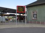 Der neue Zielanzeiger fr Zge, Busse und Straenbahnen, am 08.09.2015 in Naumburg Hbf.