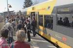 Volle Bahnsteige am neuen Hp in Robach, der am 24.03.2012 feierlich erffnet wurde.
