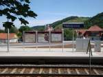 Der Bahnsteig mit den neue Infotafeln und der neuen Bus-Bahn-Schnittstelle am Hp Freyburg; 26.07.2013 (Foto: Gnther Gbel)
