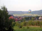 Ein Heissluftballon ber Laucha. Die Fahrgste haben sicher ein herrlichen Blick auf das Unstruttal und den Lauchaer Bahnhof; 02.05.2009 (Foto: Klaus Pollmcher)