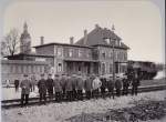 Empfangsgebude und Belegschaft des Bahnhofs Laucha anllich der Erffnung der Finnebahn; 01.10.1914 (Foto: Stadtarchiv Laucha)