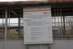 Infoschild fr die Baumanahmen am Lauchaer Bahnhof, angebracht am Eingang zur Unterfhrung neben dem Bahnhofsgebude am 08.12.2013.