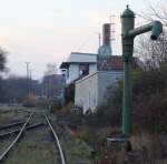 Das Stellwerk B3 und der letzte Wasserkran an der Unstrutbahn, am 17.11.2012 in Roleben.