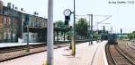 Blick nach Sden in Artern am 07.06.2003: Der LVT/S aus Naumburg Hbf hielt ungnstig auf Gleis 3. So war nur eine Gegenlichtaufnahme mit dem Empfangsgebude mglich. (Foto: Jrg Schfer)