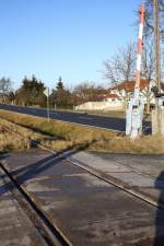 Vermutlich hat die DRE den Bahnbergang an einem Feldweg in Nausitz vom Bewuchs gereinigt; 14.01.2012. (Foto: Michael Rathmann)