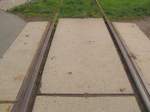 bahnubergange-und-schrankenposten/265747/eine-betonplatte-mit-der-gravur-dc Eine Betonplatte mit der Gravur 'DC 1 DR', am 01.05.2013 auf dem Bahnbergang neben dem Haltepunkt in Wangen.