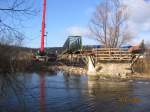 Am 10.01.2012 ist die neue Saalebrcke in Robach schon fr den Einschub in Position gebracht wurden. Der Strompfeiler in der Saale wird spter nicht mehr bentigt. (Foto: Hans Grau)