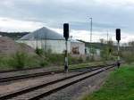 In Karsdorf Bbf erkennt wurden an den Signalen neue Gleismagnete fr PZB angebracht. Im Hintergrund erkennt man eine neue Biogasanlage; 26.04.2012 (Foto: Klaus Pollmcher)