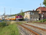 v100/712692/ebs-110-001-5-zieht-am-12092020 EBS 110 001-5 zieht am 12.09.2020 den DPE 30142 aus Weienfels aus dem Karsdorfer Bbf in den Anschluss der Erfurter Bahnservice GmbH in Karsdorf. Hier zu sehen am Stellwerk B3.