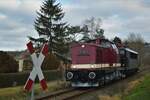 Am 10.12.2021 berfhrte die EBS 110 001-5 die frisch lackierte EBS 155 239-7 nach Karsdorf. Hier ist der Lokzug in Balgstdt unterwegs. (Foto: dampflok015)
