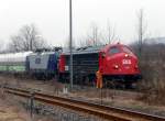 Die NOHAB MY 1131 (92 80 1227 003-1 D-EBS) der Erfurter Bahnservice GmbH mit der abgebgelten RBH 115 (91 80 6143 068-5 D-RBH) und dem Zementzug nach Čkovice in Tschechien, im Bf Karsdorf.