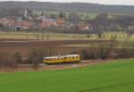 Vor der Ortskulisse von Grojena tuckerten die beiden Gleismesstriebwagen 726 002-9 + 725 002-0 als NbZ 94022 von Nebra nach Naumburg Hbf, weiter durch das Unstruttal; 12.03.2012