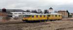 Die Gleismesstriebwagen 725 002-0 + 726 002-9 von DB Netz Instandhaltung auf der Fahrt von Naumburg Hbf nach Nebra, bei der Durchfahrt im Bf Laucha am 12.03.2012. (Foto: Klaus Pollmcher)