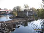 Um auch noch den Stompfeiler der alten Saalebrcke in Robach abzureien wurde das Flussbett der Saale aufgeschttet; 21.10.2011 (Foto: Hans Grau)