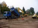 Fr den Bau des neuen Haltepunktes in Freyburg wird 27.10.2011 per LKW verdichtungsfhiges Material zum Aufbau des Auenbahnsteigs angefahren.