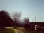 Eine unbekannte Dampflok mit einem Gterzug am 10.05.1980 bei Lauscha.
