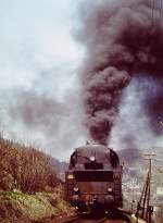Eine unbekannte Dampflok mit einem Personenzug, am 10.05.1980 bei Lauscha. (Foto: Klaus Pollmcher)