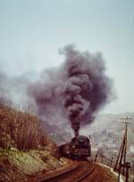 Eine unbekannte Dampflok mit einem Personenzug, am 10.05.1980 bei Lauscha.