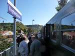Die Reisenden vom  Rotkppchen-Express I  aus Altenburg, beim aussteigen am 30.09.2012 am Hp Freyburg. (Foto: Klaus Pollmcher)