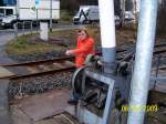 Am 06.03.2009 stand der Posten 3 in Freyburg noch und man konnte die Schrankenwrterin bei ihrer Arbeit beobachten; (Foto: Gnther Kressner)