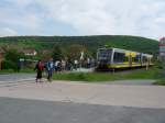 Am Pfingstsonntag fuhr die Burgenlandbahn mit zwei Triebwagen und brachte wie hier zu sehen zahlreiche Ausflgler nach Wangen (Arche Nebra); 23.05.2010 (Foto: Christof Rommel)
