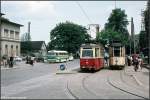 Tw 17 und LOWA 21 am 21.06.1981 an der Haltestelle am Naumburger Hauptbahnhof. (Foto: Paul van Baarle)