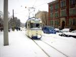Winter in Naumburg: Tw 37 kmpft sich durch die Schneemassen.