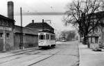 Ab 1956/57 setzte die Straenbahn Naumburg Gebrauchtwagen aus Leipzig ein.
Im April 1976 wartet Tw 18 in der Ausweichstelle am Moritzplatz auf seine Weiterfahrt zum Platz der Einheit. Im Hintergrund entschwindet Tw 15 Richtung Bahnhof. (Foto: Bernd Dtsch) 