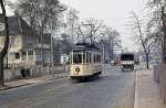 Lindnerwagen aus Halle im Einsatz bei der Naumburger Straenbahn. Im April 1976 fhrt Tw 14 durch die Weimarer Str. zum Platz der Einheit. (Foto: Bernd Dtsch)