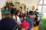 Am 07.04.2015 besuchte eine Kindergartengruppe aus Karsdorf das Unstrutbahn-Museum in Laucha. Dort erklärte Museumsleiter Günther den Kindern alles rund um die Bahn und zeigt ihnen seine Spur 1 Modellbahnanlage.