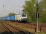 Unter Eisenbahnfans wird dieser, aus fast nur blauen Containern bestehende, Zug  blaue Wand  genannt. Gezogen von der ITL gemieteten franzsischen E-Lok E 37 528 von CB Rail durchfhrt der Zug als DGS 40424 von Culmont-Chalindrey (F) nach Malaszewicze (PL) am 20.04.2011 Naumburg.