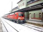 182 014-1 vom Schneegestber gezeichnet. Zum Fahrplanwechsel am 10.12.2010 setzte die DB auf der RB-Linie 20 (Eisenach - Halle (S) Lokomotiven der Baureihe 182 ein.
Hier zu sehen die RB 16317 nach Halle (S)Hbf am 21.12.2010 beim Halt in Naumburg Hbf.