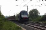 MRCE ER 20-005 mit einem Holzzug Richtung Leiling, am 04.05.2014 in Naumburg Hbf. (Foto: dampflok015)