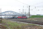 FWK 243 936 + 143 848 mit Kesselwagen aus Erfurt, am 19.04.2021 bei der Einfahrt in Naumburg Hbf. Kurz darauf berfhrte die EBS 110 001 den Zug komplett nach Karsdorf. (Foto: Wolfgang Krolop)