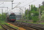 LEG 254 052-4 mit einem Fotogterzug von Halle nach Camburg, am 02.05.2010 bei der Einfahrt in Naumburg Hbf.