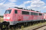 zugverkehr-in-naumburg-hbf/780935/db-111-098-0-in-einem-lokzug DB 111 098-0 in einem Lokzug vom DB Stillstandsmanagement Karsdorf nach Opladen, am 13.07.2022 in Naumburg (S) Hbf.