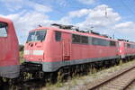 zugverkehr-in-naumburg-hbf/780955/db-111-164-0-in-einem-lokzug DB 111 164-0 in einem Lokzug vom DB Stillstandsmanagement Karsdorf nach Opladen, am 13.07.2022 in Naumburg (S) Hbf.