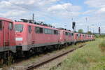 zugverkehr-in-naumburg-hbf/780956/db-111-166-5-in-einem-lokzug DB 111 166-5 in einem Lokzug vom DB Stillstandsmanagement Karsdorf nach Opladen, am 13.07.2022 in Naumburg (S) Hbf.