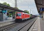 zugverkehr-in-naumburg-hbf/827172/db-187-117-mit-einem-gemischten DB 187 117 mit einem gemischten Gterzug Richtung Weienfels, am 07.10.2023 in Naumburg (S) Hbf.