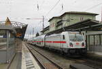 zugverkehr-in-naumburg-hbf/834773/db-147-577-1-mit-dem-ic DB 147 577-1 mit dem IC 2063 von Waiblingen nach Leipzig Hbf, am 02.01.2024 in Naumburg (S) Hbf. Seit dem Fahrplanwechsel im Dezember verkehren 5 Intercity-Zugpaare pro Richtung und Tag und sollen unsinnigerweise den weggefallenen RE42 zwischen Saalfeld (S) und Leipzig ersetzen. Beitrag beim MDR: https://shorturl.at/vBNRS